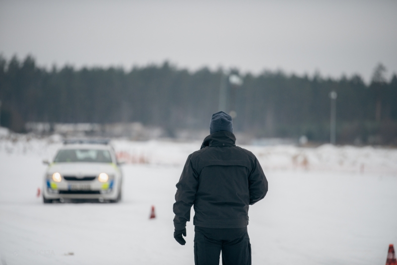 Policisti Valsts policijas koledžas apmācībās stiprina operatīvā transportlīdzekļa vadīšanas iemaņas