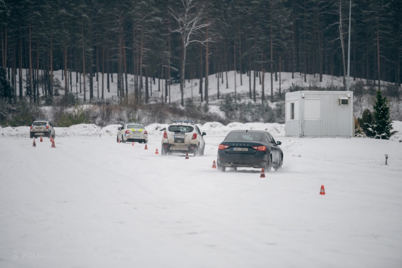 Policisti Valsts policijas koledžas apmācībās stiprina operatīvā transportlīdzekļa vadīšanas iemaņas