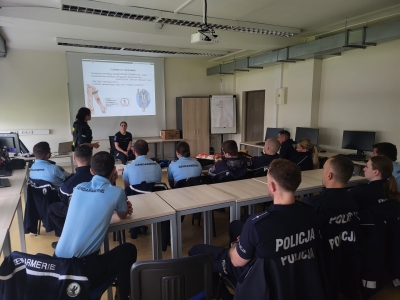 Starptautiskās Studentu nedēļas dalībnieki praktiskajā pirmās palīdzības nodarbībā