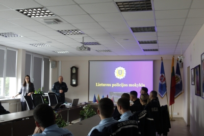 Starptautiskās Studentu nedēļas dalībnieku klausās lekciju par Lietuvas Policijas skolu