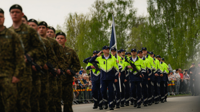 Parāde par godu Latvijas Republikas Neatkarības atjaunošanas 36. gadadienai Aizkrauklē