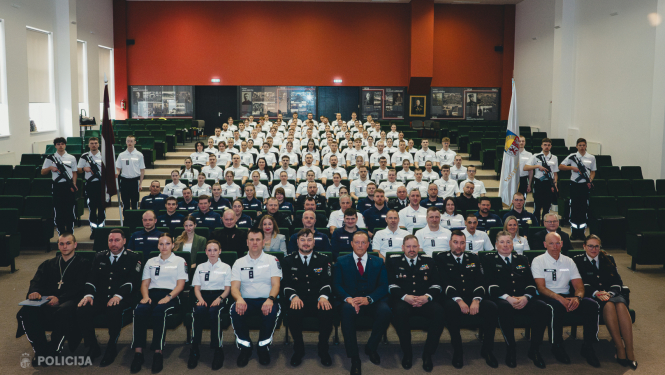 Valsts policijas koledžas izlaiduma kopīgs foto, kopā ar absolventiem, Valsts policijas koledžas un Valsts policijas vadību