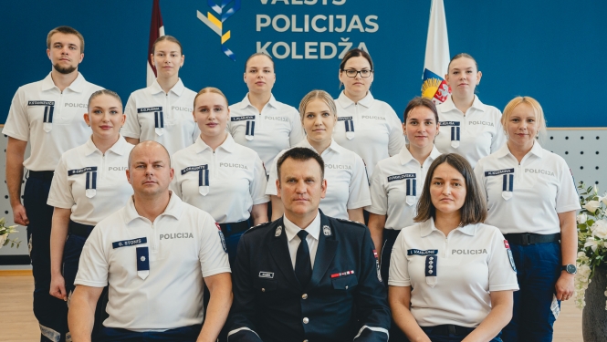 Arodizglītības programmas "Policijas darbs" 10 absolventi, kadetu nodaļas vadītājs un divi vecākie inspektori