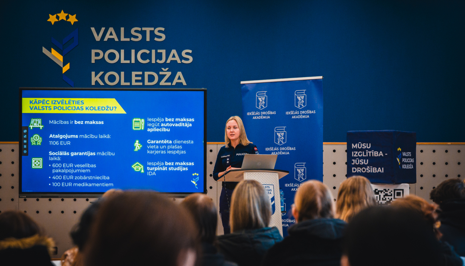 Valsts policijas koeldžas prezentācija Ēnu dienā 2026, stāsta par studiju iespējām, karjeru Valsts policijā un būtiskāko informāciju par iestāšanos