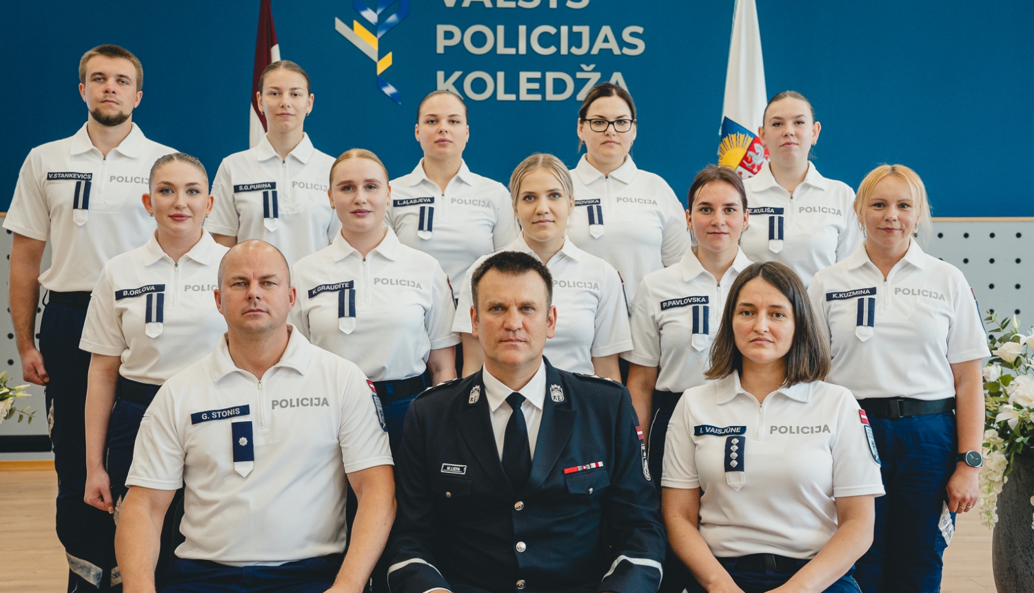 Arodizglītības programmas "Policijas darbs" 10 absolventi, kadetu nodaļas vadītājs un divi vecākie inspektori