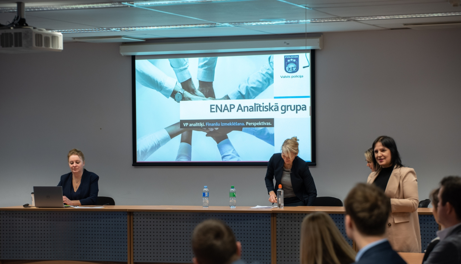 Valsts policijas koledžas Izmeklētāju mācību centrs sadarbībā ar Valsts policijas Ekonomisko noziegumu apkarošanas pārvaldes 1.nodaļu organizēja semināru “Analītiķa veicamie atbalsta pasākumi un iegūtās informācijas izmantošana pirmstiesas izmeklēšanā “Noziedzīgi iegūtu līdzekļu legalizācija” lietās”