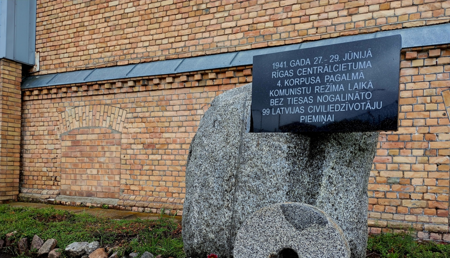 Piemineklis, kas ir uzstādīts 1941. gada 27.-29. jūnijā Rīgas Centrālcietuma 4. korpusa pagalmā komunistu režīma laikā bez tiesas nogalināto 99 Latvijas civiliedzīvotāju piemiņai