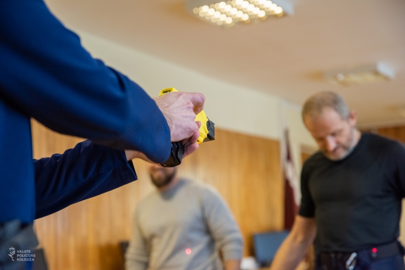 Valsts policijas koledža apmāca policistus elektrošoka ierīces “Taser” pielietošanas taktikā