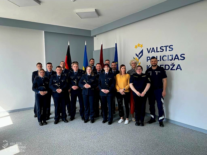 Saksijas policijas augstskolas pārstāvju kopbilde ar Latvijas Valsts policijas koledžas direktoru