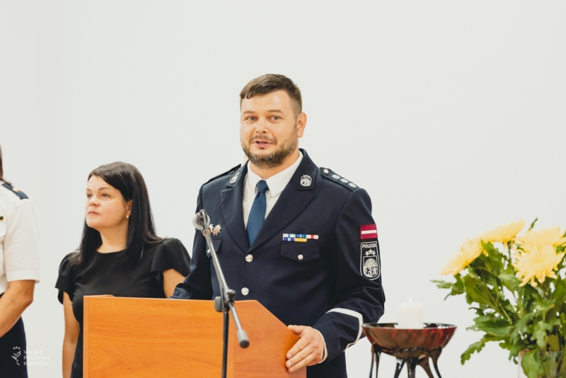 Valsts policijas koledžas direktors Dmitrijs Homenko saka runu izlaidumā