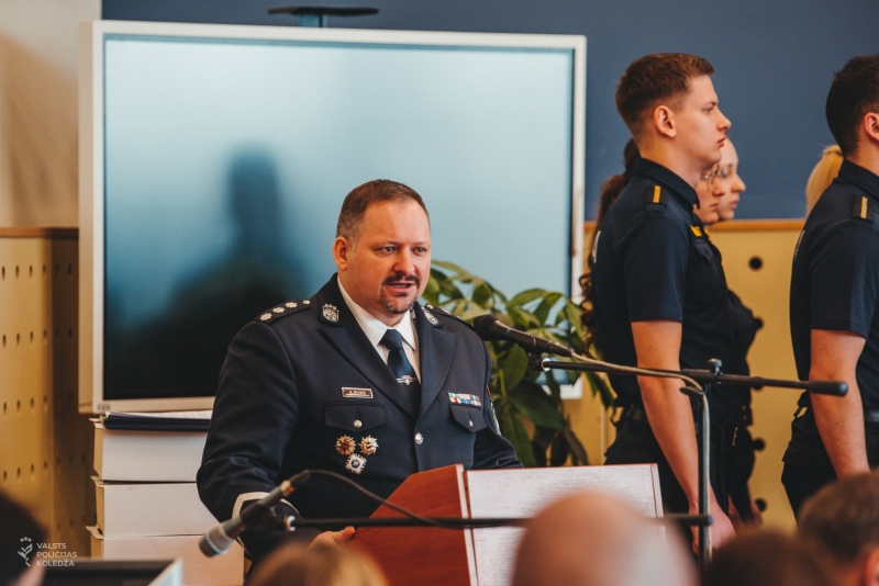Izlaidumā absolventus sveic Valsts policijas priekšnieks Armands Ruks