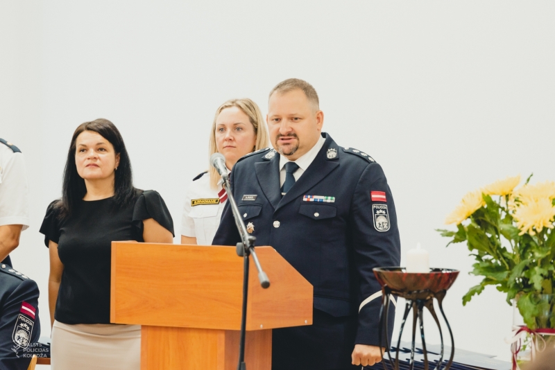 Valsts policijas priekšnieks Armands Ruks saka runu Valsts policijas koledžas izlaidumā