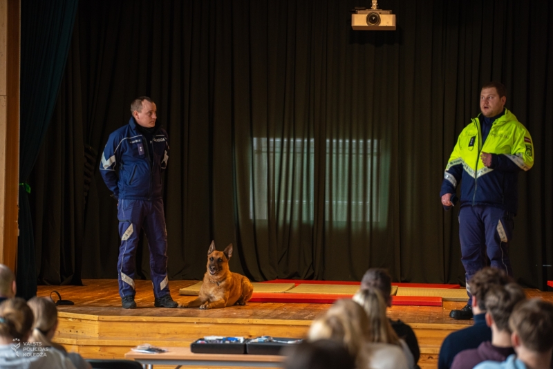 Valsts policijas dienesta suns ar darbiniekiem Jūrmalas Pumpura vidusskolā