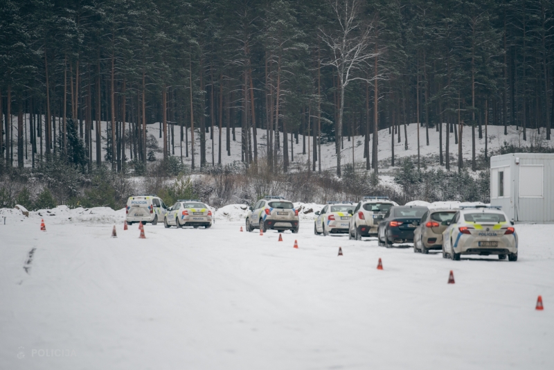 Policisti Valsts policijas koledžas apmācībās stiprina operatīvā transportlīdzekļa vadīšanas iemaņas