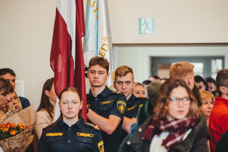 Izlaidumā tiek ienests Latvijas republikas karogs un Valsts policijas koledžas karogs, Valsts policijas koledžu absolvē 46 jaunie policisti