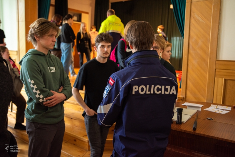 Valsts policijas koledžas kadeti informē Jūrmalas Pumpura vidusskolas skolēnus par iespējām studēt Valsts policijas koledžā