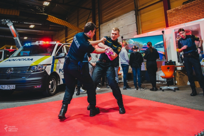Valsts policijas koledžas kadetu tuvcīņas paraugdemonstrējumi jauno profesionāļu meistarības konkursā “Skills Latvia”