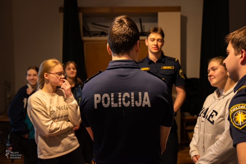 Valsts policijas koledžas kadeti informē Jūrmalas Pumpura vidusskolas skolēnus par iespējām studēt Valsts policijas koledžā