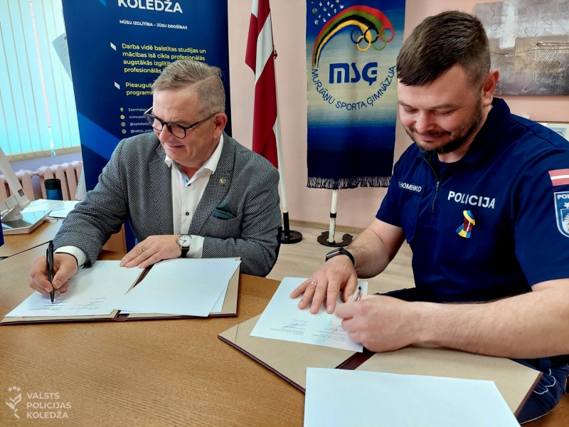 Valsts policijas koledžas direktors Dmitrijs Homenko un Murjāņu sporta ģimnāzijas direktors Sergejs Čevers paraksta sadarbības līgumu
