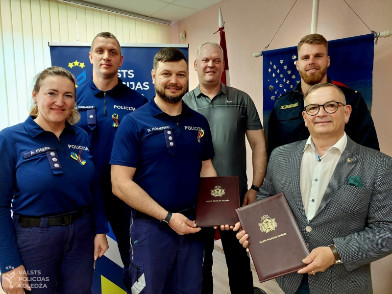 Valsts policijas koledžas un Murjāņu sporta ģimnāzijas pārstāvju kopbilde pēc sadarbības līguma parakstīšanas