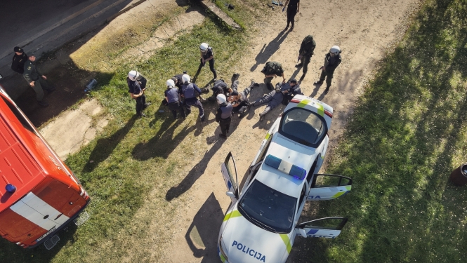 Iekšlietu ministrijas Koledžu kadeti, topošie policisti, robežsargi un ugunsdzēsēji glābēji pilnveido praktiskās iemaņas taktisko uzdevumu izpildē