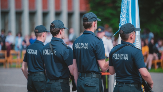 Valsts policijas koledžas kadeti ar koledžas karogu