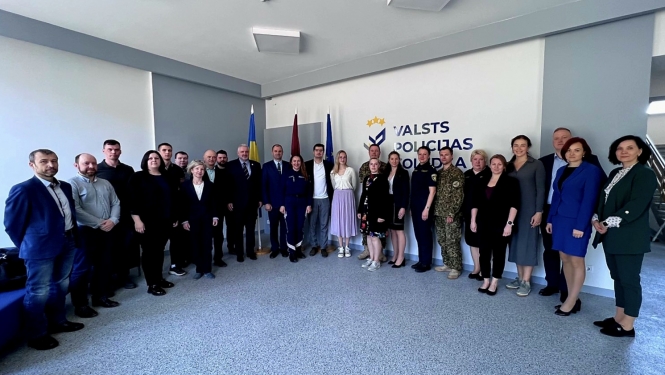 Semināra par inovatīvām mācību metodēm izglītībā dalībnieku kopbilde Valsts policijas koledžas vestibilā