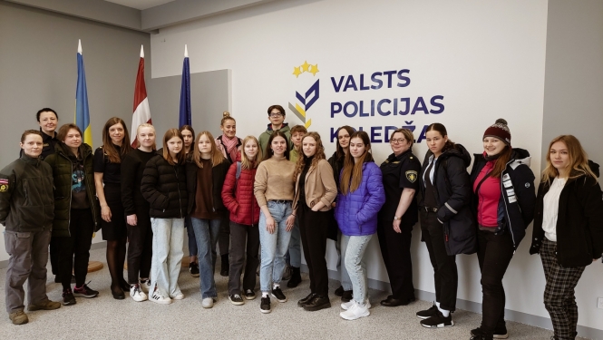 Ēnu dienas dalīnieku kopbilde Valsts policijas koledžā