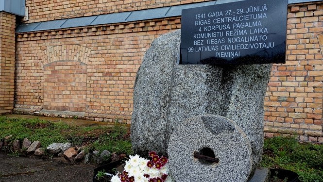 Piemineklis, kas ir uzstādīts 1941. gada 27.-29. jūnijā Rīgas Centrālcietuma 4. korpusa pagalmā komunistu režīma laikā bez tiesas nogalināto 99 Latvijas civiliedzīvotāju piemiņai
