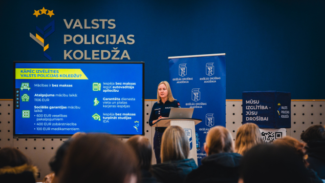 Valsts policijas koeldžas prezentācija Ēnu dienā 2026, stāsta par studiju iespējām, karjeru Valsts policijā un būtiskāko informāciju par iestāšanos