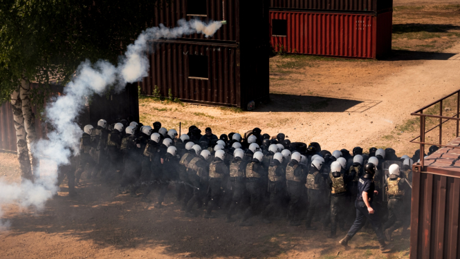 Amatpersonas nostājušās rindā praktisko mācību laikā