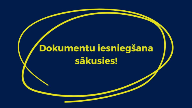 Zils fons ar dzeltenu ovālu kontūru. Centrā dzeltenā krāsā rakstīts teksts latviešu valodā: "Dokumentu iesniegšana sākusies!"