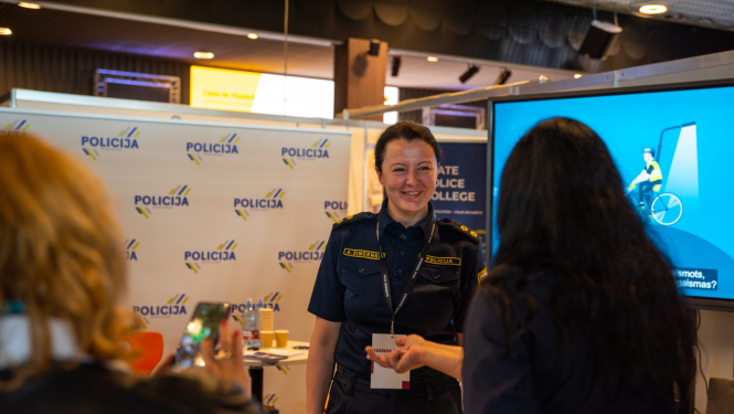 Smaidīga policiste stāsta par izglītību Valsts policijas koledžā