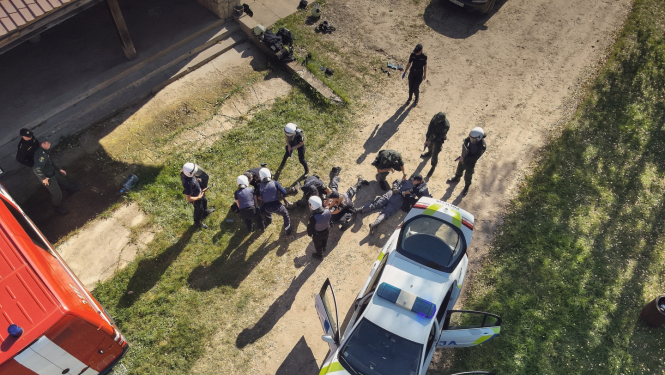 Iekšlietu ministrijas Koledžu kadeti, topošie policisti, robežsargi un ugunsdzēsēji glābēji pilnveido praktiskās iemaņas taktisko uzdevumu izpildē