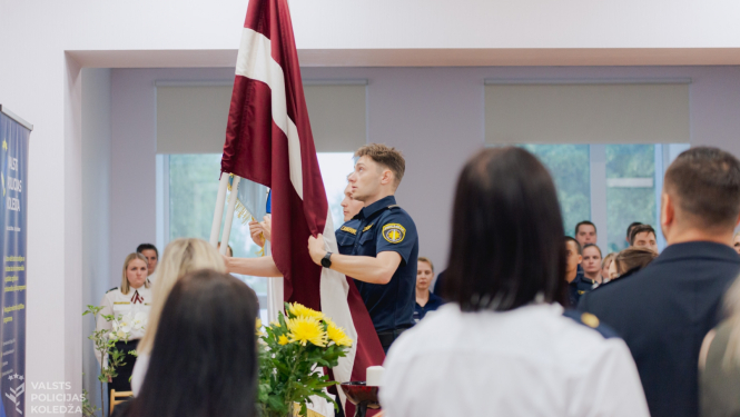Valsts policijas koledžas kadeti pirms izlaiduma ienes Latvijas un Valsts policijas karogus