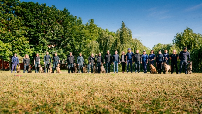 Lietuvas un Latvijas kinologu mācību dalībnieku un dienestu suņu kopbilde Valsts policijas koledžas teritorijā
