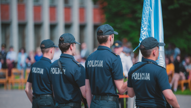 Valsts policijas koledžas kadeti ar koledžas karogu