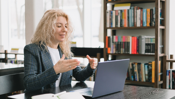 Ilustratīvs attēls - sieviete sēž kabinetā pie datora un piedalās tiešsaistes pasākumā