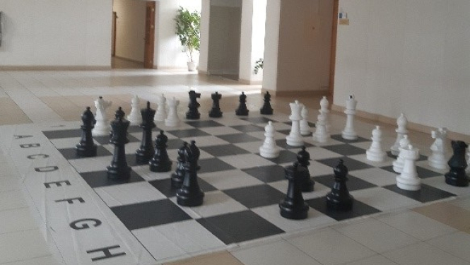 Liels šaha spēles laukums Lietuvas policijas izglītības iestādes gaitenī