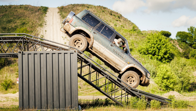 Policisti trenējas bezceļa braukšanā un stāvā nobraucienā tam speciāli paredzētā trasē