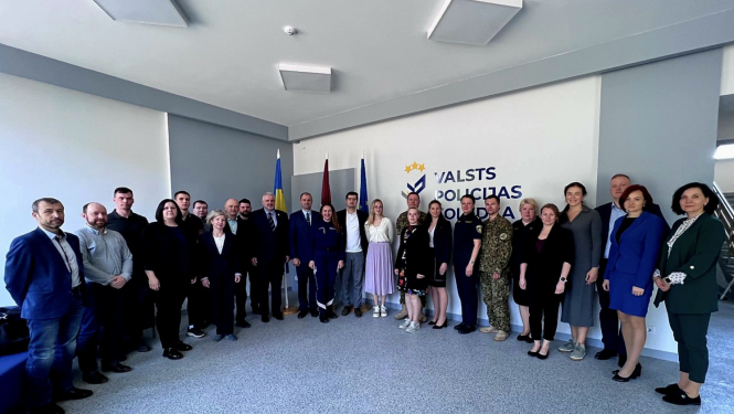 Semināra par inovatīvām mācību metodēm izglītībā dalībnieku kopbilde Valsts policijas koledžas vestibilā