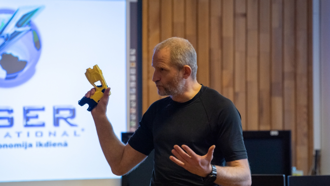 Valsts policijas koledža apmāca policistus elektrošoka ierīces “Taser” pielietošanas taktikā