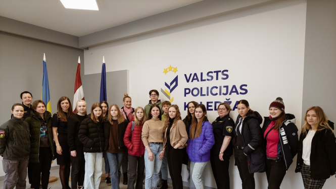 Ēnu dienas dalīnieku kopbilde Valsts policijas koledžā