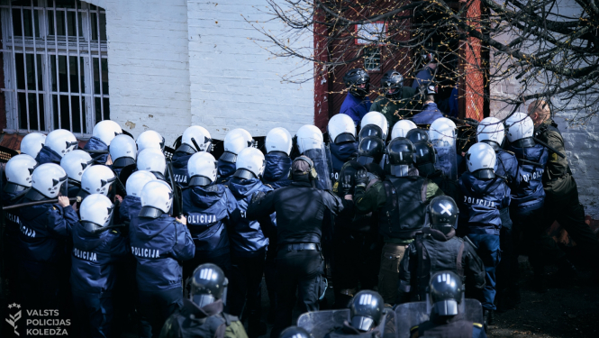 Mācības Brasas cietuma teritorijā