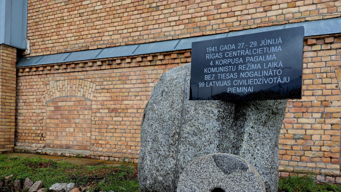 Piemineklis, kas ir uzstādīts 1941. gada 27.-29. jūnijā Rīgas Centrālcietuma 4. korpusa pagalmā komunistu režīma laikā bez tiesas nogalināto 99 Latvijas civiliedzīvotāju piemiņai