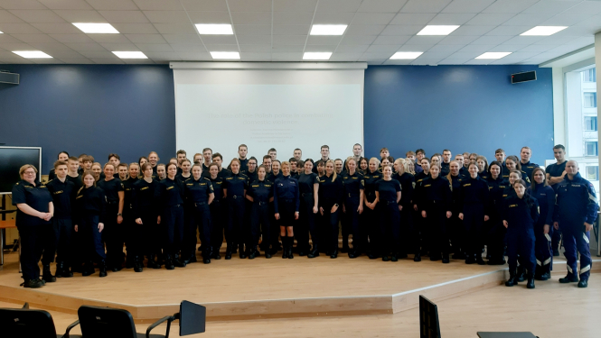 Policijas akadēmijas Ščitno pedagoģe vizītes laikā kadetiem vada lekcijas par vardarbību ģimenē un bērna pratināšanu