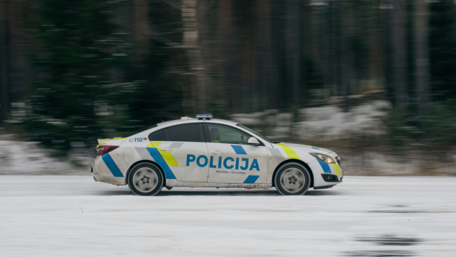 Valsts policijas dienesta operatīvais transportlīdzeklis.