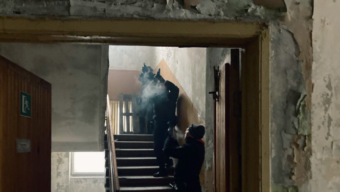 Valsts policijas koledža īstenojusi mācības par iekļūšanas taktiku aizdomās turēto personu aizturēšanai telpās