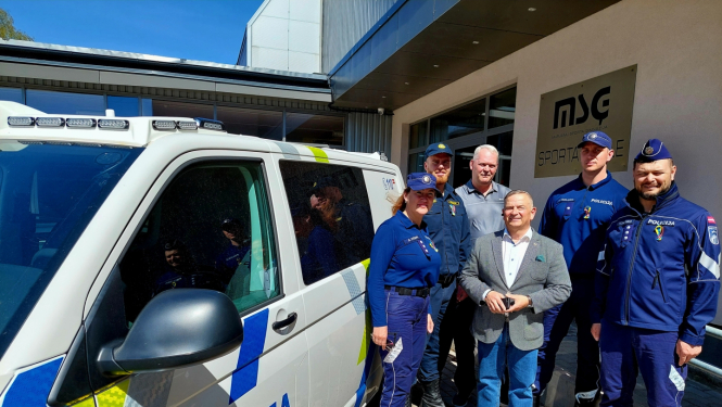 Valsts policijas koledžas un Murjāņu sporta ģimnāzijas pārstāvju kopbilde pie Valsts policijas dienesta transportlīdzekļa