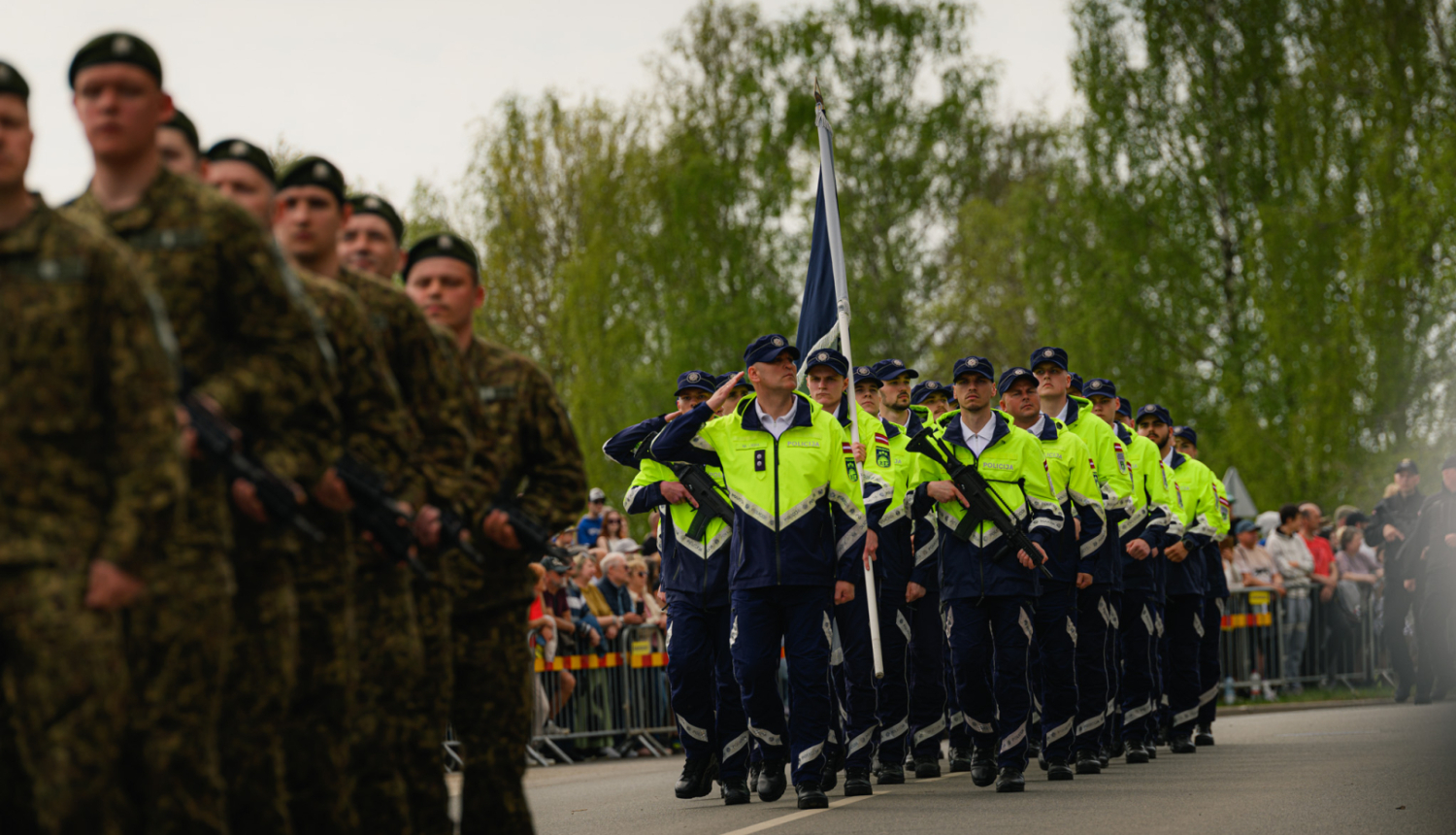 Parāde par godu Latvijas Republikas Neatkarības atjaunošanas 36. gadadienai Aizkrauklē